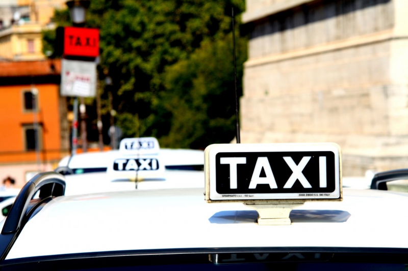 taxis-SOLLIES PONT-min_taxi_auto_rome_road_white-1051610